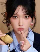 草莓配饰女生·甜美校园风 书堆旁清新写真（高热度女生图）