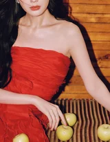 毛晓彤 红裙黑长卷 慵懒氛围感写真 明星时尚大片