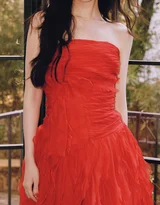 毛晓彤 红裙黑长卷 慵懒氛围感写真 明星时尚大片