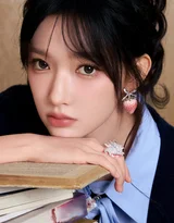 草莓配饰女生·甜美校园风 书堆旁清新写真（高热度女生图）