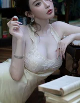 唯美复古风女生·蕾丝裙持荔枝 复古椅优雅写真 氛围感女生写真