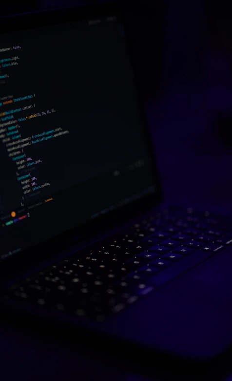 笔记本编程代码界面·暗黑科技风 开发场景高人气编程壁纸 – 高清 桌面壁纸 开放版权素材 免费下载 手机电脑通用背景