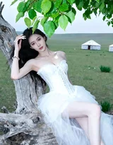 长发女生·唯美清新风 芦苇旁温柔感女生图片（高热度女生写真）