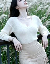 长发女生·唯美清新风 芦苇旁温柔感女生图片（高热度女生写真）