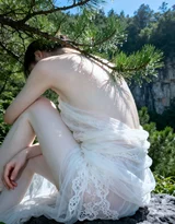 森系唯美少女·湿发白裙伴松枝 清新自然写真