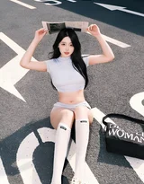 街头路面坐姿甜酷少女 清新短上衣长袜穿搭 女生街拍图