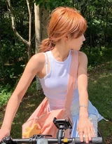 街头路面坐姿甜酷少女 清新短上衣长袜穿搭 女生街拍图