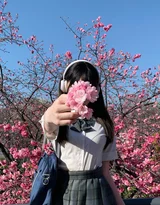 街头路面坐姿甜酷少女 清新短上衣长袜穿搭 女生街拍图