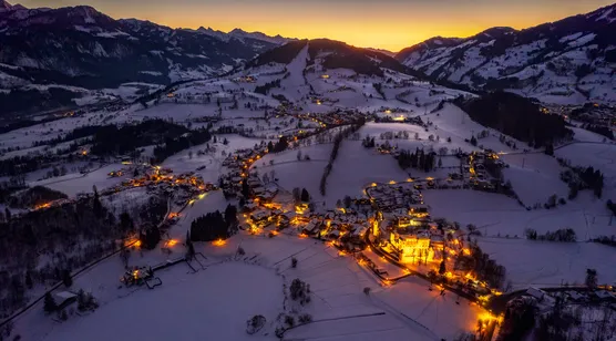 雪山村落黄昏夜景·唯美写实 冬季雪景宽屏电脑壁纸 – 高清 桌面壁纸 开放版权素材 免费下载 手机电脑通用背景图
