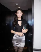 气质女生·干练职场风 手持平板都市丽人写真 高热度女生写真