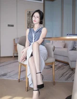 职场写实风女生·工牌眼镜干练穿搭 高人气职场风女生图