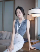 职场写实风女生·工牌眼镜干练穿搭 高人气职场风女生图