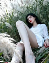 芦苇丛中白衣女子·唯美写实风 氛围感美女写真