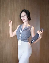 职场写实风女生·工牌眼镜干练穿搭 高人气职场风女生图
