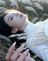 芦苇丛中白衣女子·唯美写实风 氛围感美女写真