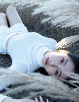 芦苇丛中白衣女子·唯美写实风 氛围感美女写真