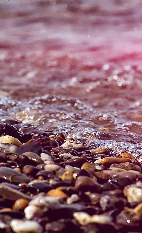海滩鹅卵石海浪·唯美写实·海边碎石浪花壁纸 – 高清 桌面壁纸 开放版权素材 免费下载 手机电脑通用背景图