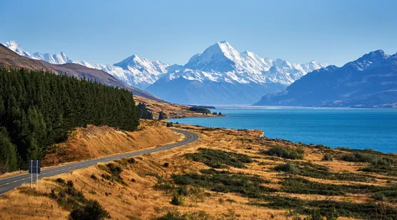 新西兰库克山普卡基湖公路·唯美写实风光 高质感桌面背景 – 高清 桌面壁纸 开放版权素材 免费下载 手机电脑通用背景-iPhone17-1