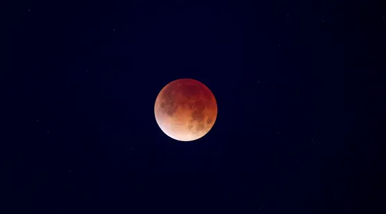血月·深邃夜空·唯美梦幻 高清晰天文奇观电脑壁纸 – 高清 桌面壁纸 开放版权素材 免费下载 手机电脑通用背景图