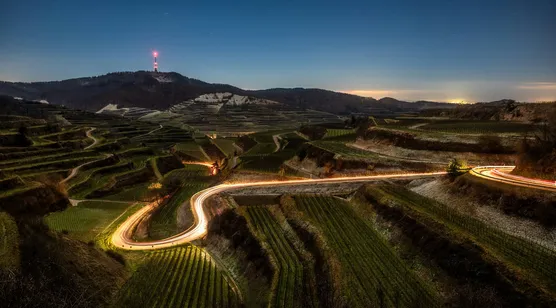 梯田公路夜景·车轨光绘与远山信号塔 宽屏车机壁纸