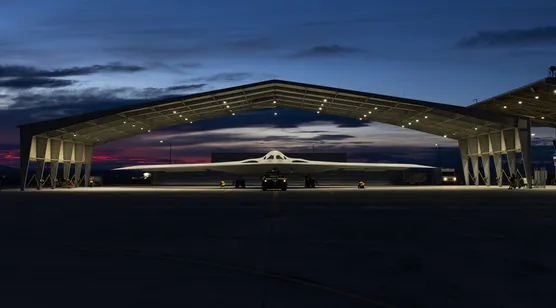 B-21轰炸机·黄昏机库写实风 宽屏科技感电脑壁纸