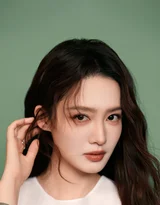 李沁·纽扣装饰清新风明星艺术写真（明星图片热门款）