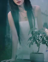 陈意涵·乌黑长发纯白裙 暖光唯美明星写真 时尚大片