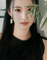 王楚然·清冷黑裙造型 唯美氛围感明星写真 高热度明星画报