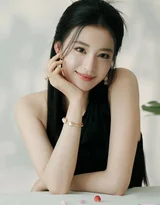王楚然·清冷黑裙造型 唯美氛围感明星写真 高热度明星画报