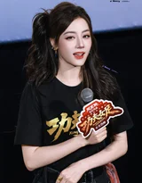 迪丽热巴·《功夫女足》路演 卷发造型 电影宣传现场