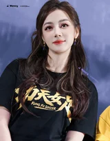 迪丽热巴·《功夫女足》路演 卷发造型 电影宣传现场