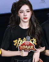 迪丽热巴·《功夫女足》路演 卷发造型 电影宣传现场