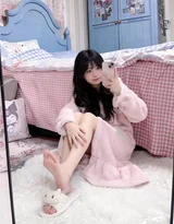 粉色毛绒睡衣少女卧室对镜自拍 居家纯欲风私房写真