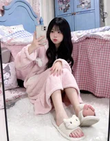 粉色毛绒睡衣少女卧室对镜自拍 居家纯欲风私房写真