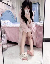 粉色毛绒睡衣少女卧室对镜自拍 居家纯欲风私房写真