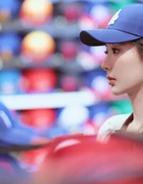 杨紫美式运动风街拍 LA棒球服休闲穿搭高清街拍