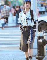 杨紫美式运动风街拍 LA棒球服休闲穿搭高清街拍