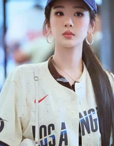 杨紫美式运动风街拍 LA棒球服休闲穿搭高清街拍