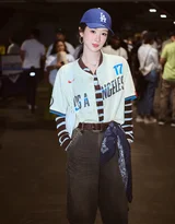 杨紫美式运动风街拍 LA棒球服休闲穿搭高清街拍