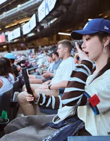 杨紫美式运动风街拍 LA棒球服休闲穿搭高清街拍