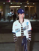 杨紫美式运动风街拍 LA棒球服休闲穿搭高清街拍
