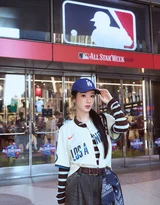 杨紫美式运动风街拍 LA棒球服休闲穿搭高清街拍