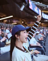 杨紫美式运动风街拍 LA棒球服休闲穿搭高清街拍