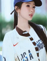 杨紫美式运动风街拍 LA棒球服休闲穿搭高清街拍