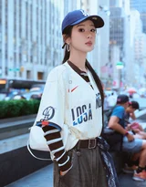 杨紫美式运动风街拍 LA棒球服休闲穿搭高清街拍