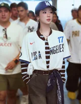 杨紫美式运动风街拍 LA棒球服休闲穿搭高清街拍