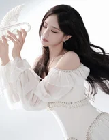 李一桐·透明冰晶配饰清冷氛围感 女星写真大片
